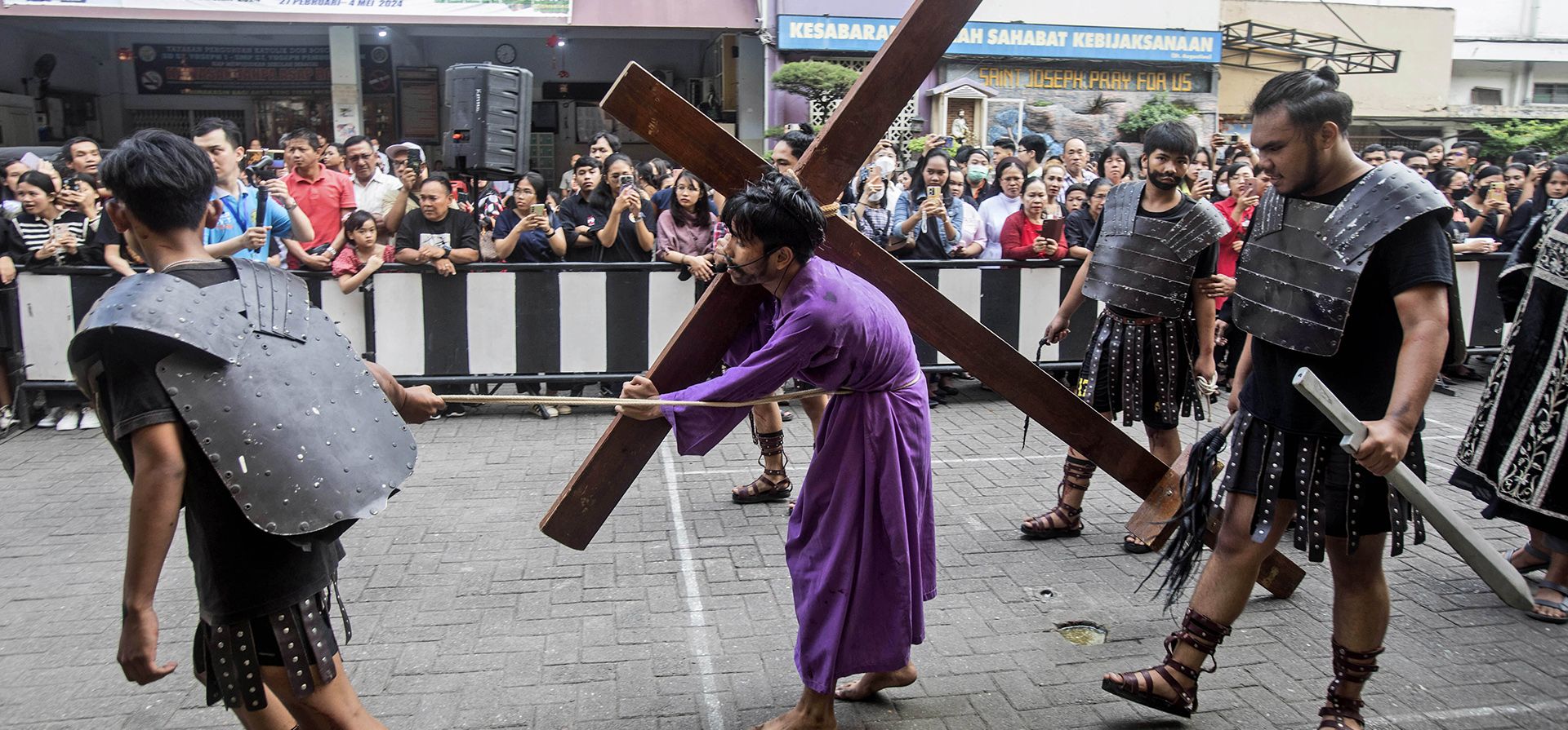 Un hombre que interpreta el papel de Jesucristo lleva una cruz, durante una procesión del Viernes Santo en Medan, Sumatra del Norte, Indonesia, el viernes 29 de marzo de 2024. (Foto AP/Binsar Bakkara) Un hombre que interpreta el papel de Jesucristo lleva una cruz, durante una procesión del Viernes Santo en Medan, Sumatra del Norte, Indonesia, el viernes 29 de marzo de 2024. (Foto AP/Binsar Bakkara)