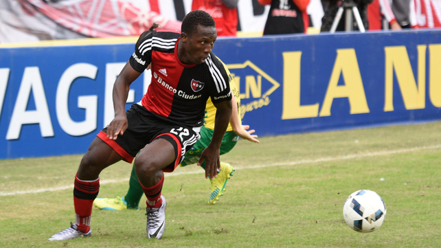 Luis Advíncula jugó a préstamo en Newells durante la temporada 2016.