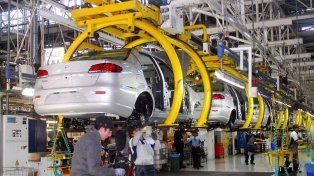 Luis Caputo anunció rebaja de aranceles e impuestos para las automotrices. En este contexto de crisis Acara había reconocido que las ventas están paradas.