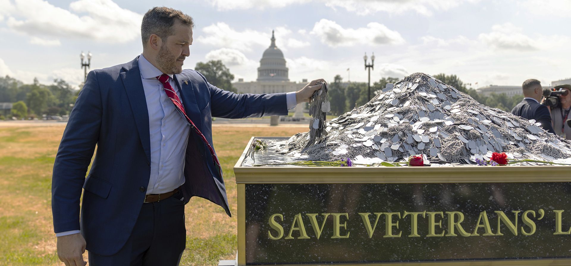Jesse Gould agrega 22 placas de identificación que representan la cantidad de veteranos que se estima que mueren por suicidio en un día, en un monumento que rinde homenaje a los aproximadamente 150.000 veteranos que perdieron la vida por suicidio en los últimos 20 años, que se exhibe cerca del Capitolio de los EE. UU. en Washington el 10 de julio de 2024. (Michael Schoen/Heroic Hearts Project vía AP) Jesse Gould agrega 22 placas de identificación que representan la cantidad de veteranos que se estima que mueren por suicidio en un día, en un monumento que rinde homenaje a los aproximadamente 150.000 veteranos que perdieron la vida por suicidio en los últimos 20 años, que se exhibe cerca del Capitolio de los EE. UU. en Washington el 10 de julio de 2024. (Michael Schoen/Heroic Hearts Project vía AP)