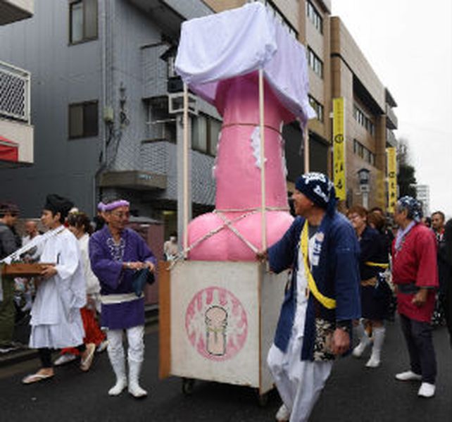 Los japoneses pasean un falo de madera por las calles de Kawasaki.