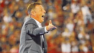 En&eacute;rgico. El entrenador vive con intensidad los partidos. Afuera de la cancha muestra otra clara y es m&aacute;s reflexivo.