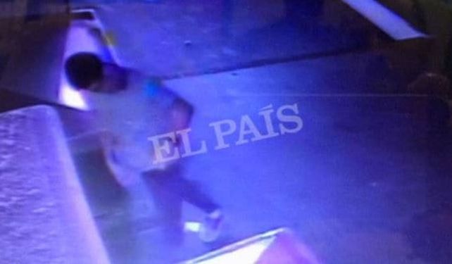 Aparecieron fotos que muestran cuando el conductor de la camioneta se va caminando tras el atentado