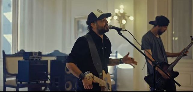 Franz Funes (Patagonia Revelde) se curzó con Mavi Leone.