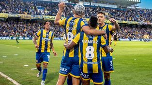 Uno de los festejos de Alejo Veliz, que no estará ante Independiente. Jaminton Campaz en cambio sí lo hará en el once de Central, lo mismo que Enzo Giménez.