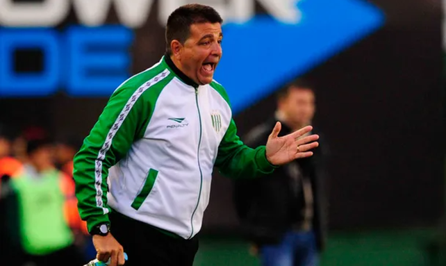 El rosarino Claudio Vivas dejó de ser el DT de Banfield