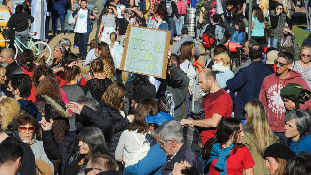 Tensión y más de 30 detenidos en la marcha de médicos anticuarentena