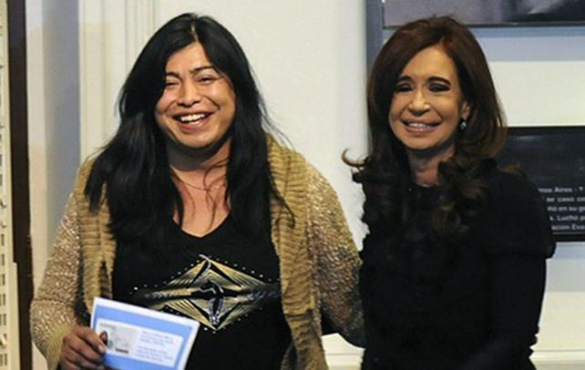 En la cima. Diana Sacayán recibió su nuevo DNI de manos de Cristina.