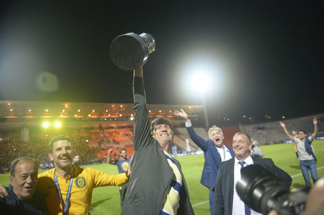 Alta la copa. Bauza entró en la historia canalla: campeón como jugador y como DT.