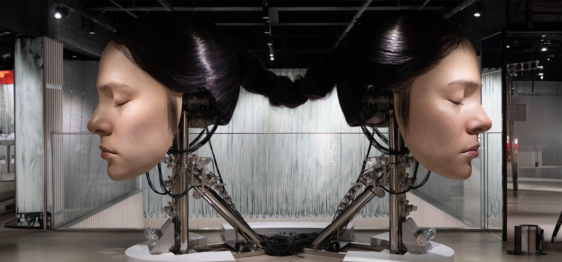 Cabezas gigantes forman parte de una instalación artística en la marca surcoreana de gafas de moda Gentle Monster