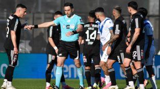 Vélez rescató un empate con polémica ante Riestra