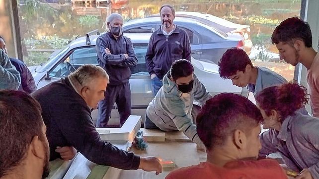 Acción. Los profes de la escuela les enseñaron