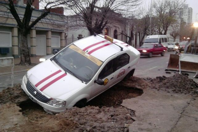 Taxi quedó sumergido casi por completo dentro de un pozo