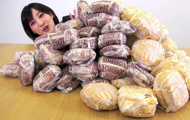 Entrs sus hits en You Tube está el que la muestra comiéndose 100 hamburguesas de McDondalds.