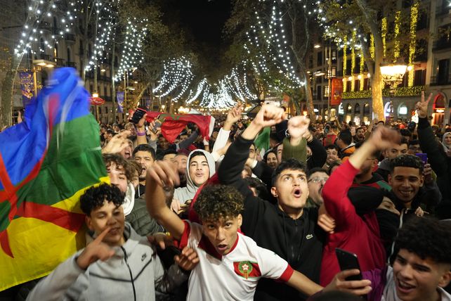 Marruecos le ganó a España, otro punto de festejos fue en las ramblas de Barcelona, en coincidencia con el día de la Constitución de Catalunya. 