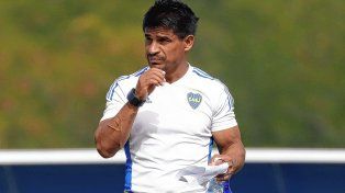 El DT de Boca, Hugo Ibarra, mantuvo una larga charla con sus jugadores este martes en medio de rumores sobre su alejamiento.