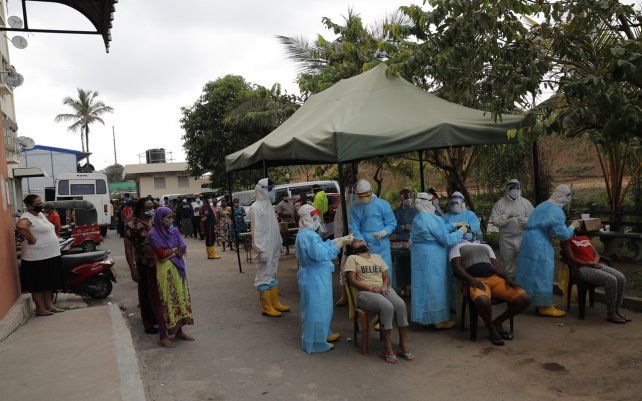Funcionarios de salud de Sri Lanka recogen muestras de hisopados para realizar pruebas de COVID-19 en Colombo, Sri Lanka,