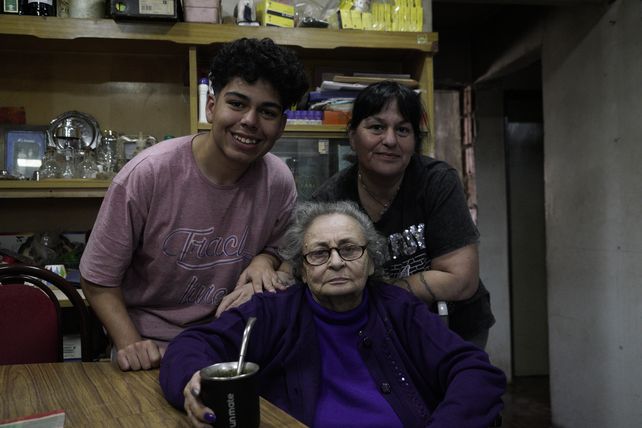 En casa. Tomasa Villalba junto a su nieto Lautaro y a su hija Carina