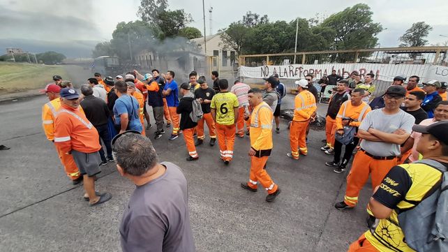 Tensión. Manifestantes frente al puerto. Del otro lado