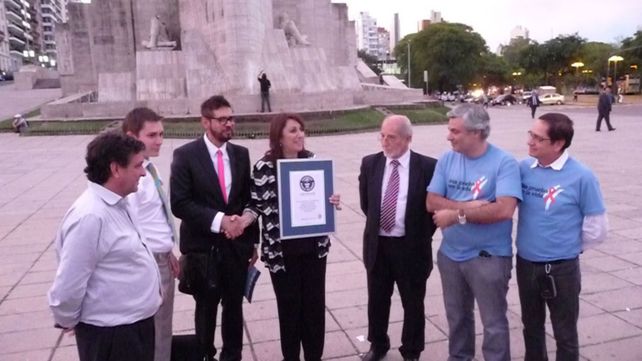 Miguel Pedrola y otros referentes del VIH/Sida de Rosario posan junto a la intendenta Mónica Fein al recibir la certificación de los Guinness. Fue en 2013.