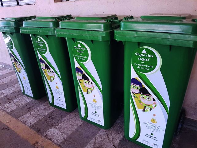 Los recipientes que se utilizan en las campañas para recolectar y reciclar el aceite vegetal usado.