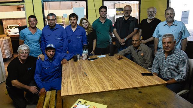 Alumnos y referentes sindicales y de la Multisectorial que acompañan la tarea.