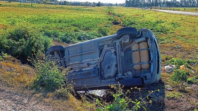 Le erró a la ruta, y terminó volcando la Kangoo
