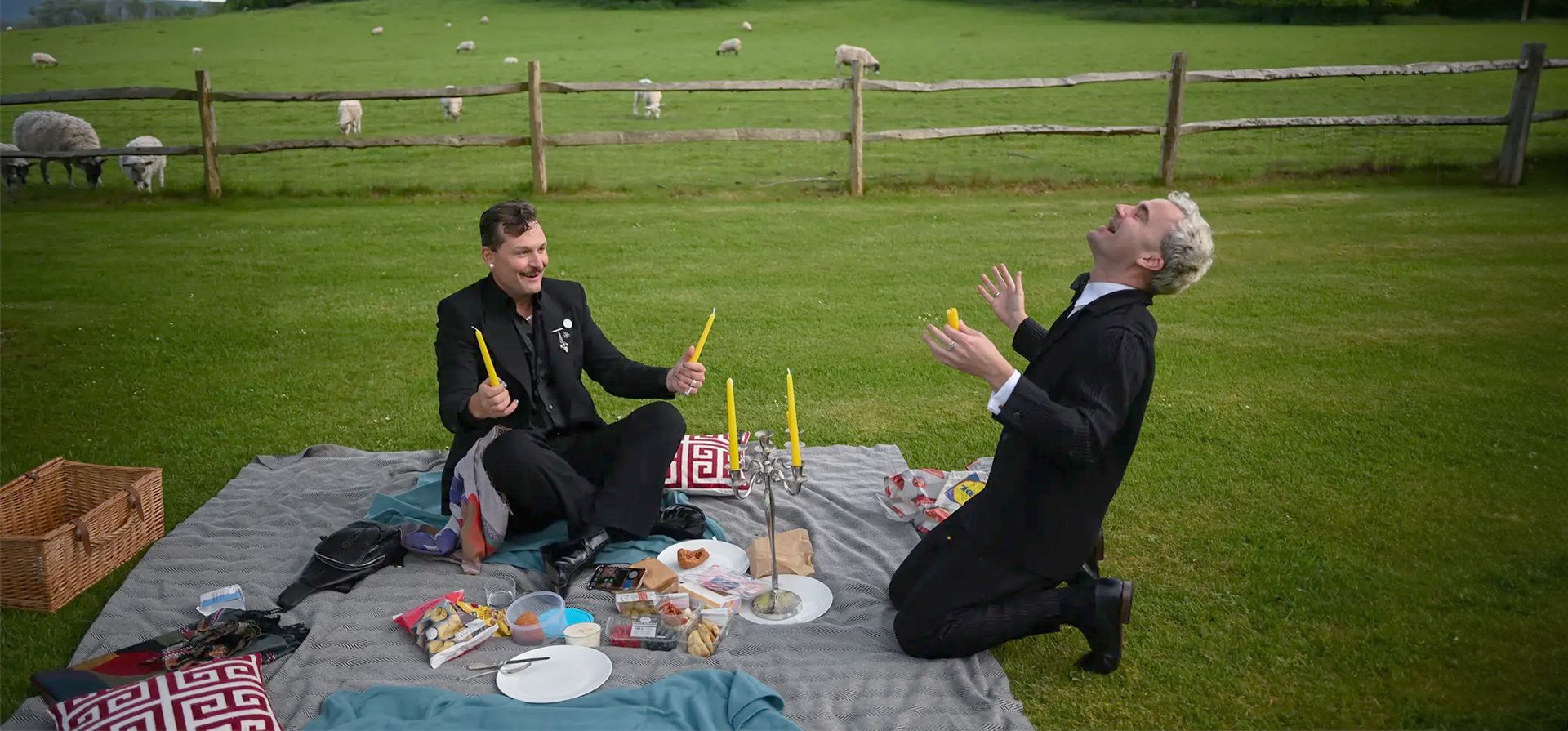 Los amantes de la música hacen un picnic durante un intervalo de 90 minutos para Carmen de Bizet en la noche de apertura del festival de ópera de Glyndebourne, East Sussex, Reino Unido. Fotografía: Dylan Martinez/Reuters Los amantes de la música hacen un picnic durante un intervalo de 90 minutos para Carmen de Bizet en la noche de apertura del festival de ópera de Glyndebourne, East Sussex, Reino Unido. Fotografía: Dylan Martinez/Reuters