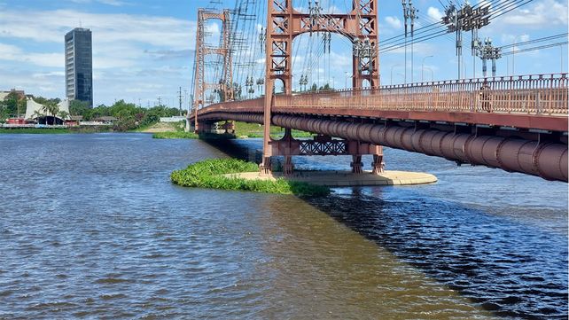 Los pilotes del Colgante revelan la crecida del Paraná.