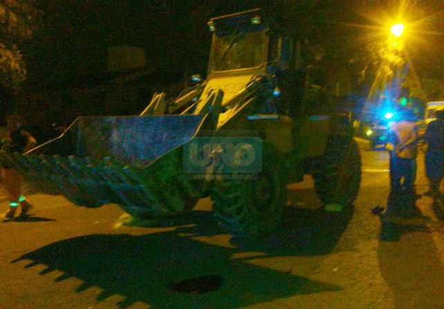 Una pala mecánica municipal enganchó a una moto