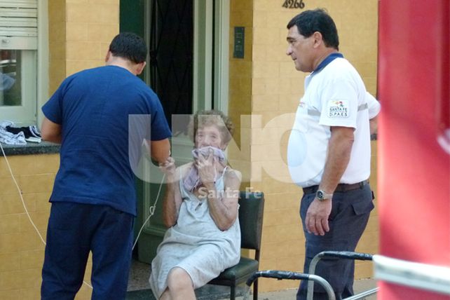 Se incendió una casa y los bomberos rescataron viva a una mujer de 93 años