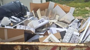 Tiraron en un contenedor los trabajos finales de una Facultad de Arquitectura