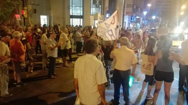 Rosario se manifestó contra los tarifazos con un ruidazo que se escuchó en toda la ciudad