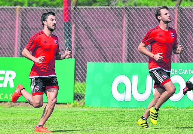Listos.&nbsp;Scocco y Sills corren durante&nbsp;el entrenamiento. &nbsp;El goleador y&nbsp;el volante&nbsp;serán titulares.