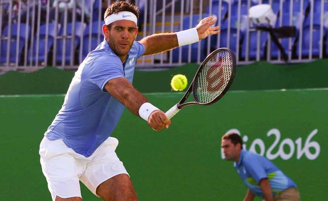 Del Potro pega el revés a dos manos con slice