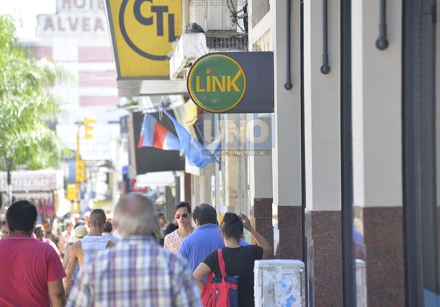 Mañana muchos de los trabajadores estatales tendrán acreditado el sueldo. Foto UNO Mateo Oviedo.
