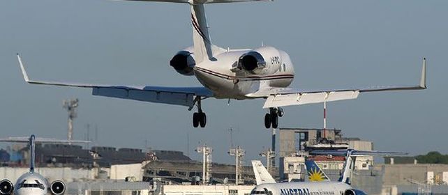 Los controladores aéreos desmintieron que estén de paro y atribuyeron el conflicto a los técnicos.