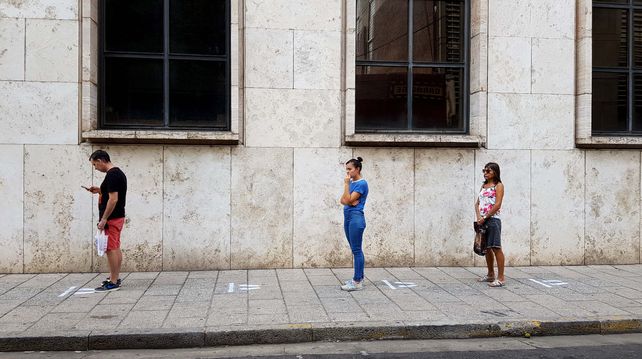 En los cajeros automáticos comenzaron a utilizar protocolos de distanciamiento.
