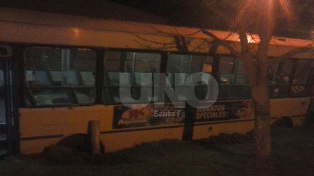 Un colectivo de la línea 11 cayó a una zanja por segunda vez en una semana Un colectivo de la línea 11 cayó a una zanja por segunda vez en una semana