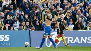 Angelito Di María celebra de cara a los hinchas tras convertir de penal. Su reestreno en el Canalla fue con gol incluido.