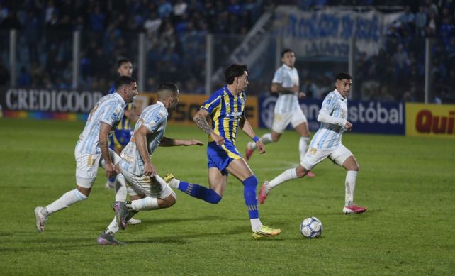 Julián Fernández va dejando rivales en el camino antes de convertir el golazo que rubricó la victoria.