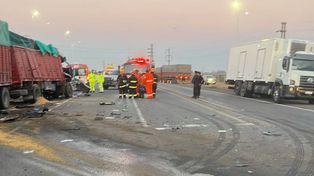 Uno de los camiones involucrados en el fatal accidente en la intersección de la ruta provincial 14 y la A012