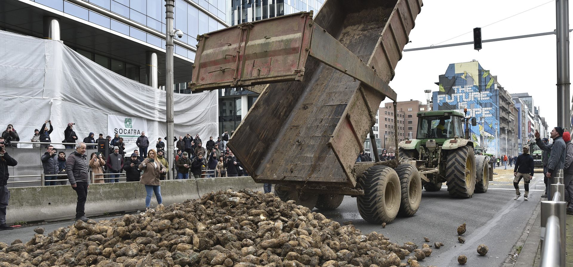 Agricultores arrojan una carga de papas en un bulevar principal durante una manifestación frente al edificio del Consejo Europeo en Bruselas, el martes 26 de marzo de 2024. Decenas de tractores cerraron calles cerca de la sede de la Unión Europea, donde los 27 ministros de agricultura de la UE se reúnen para discutir la crisis del sector que ha provocado meses de manifestaciones en todo el bloque. (Foto AP/Harry Nakos) Agricultores arrojan una carga de papas en un bulevar principal durante una manifestación frente al edificio del Consejo Europeo en Bruselas, el martes 26 de marzo de 2024. Decenas de tractores cerraron calles cerca de la sede de la Unión Europea, donde los 27 ministros de agricultura de la UE se reúnen para discutir la crisis del sector que ha provocado meses de manifestaciones en todo el bloque. (Foto AP/Harry Nakos)