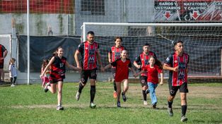Asociación Rosarina de fútbol: Emiliano Bonomelli, un histórico de Unión de Álvarez, ingresa junto a su hija Olivia y sus amigas, Jazmín, Rebeca, y sus compañeros al estadio Angel Moscoloni. El arquitecto y defensor es el goleador del equipo.&nbsp;