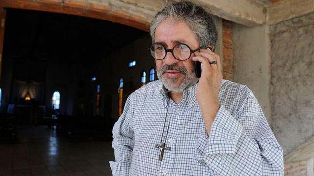 Un sacerdote que denunció a bandas narco fue encontrado ahorcado en su casa
