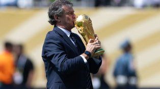 Kempes entregó la copa del Mundial antes de la final entre Argentina y España