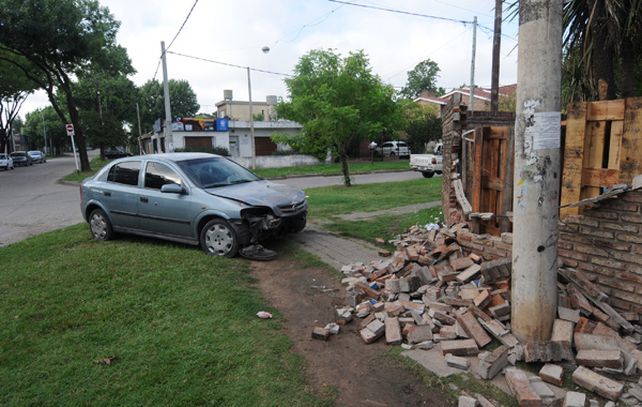 El tuerto boli conducía un Chevrolet Astra cuando fue asesinado a metros de la comisaría 17ª. (foto: Sergio Toriggino)