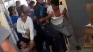 Lo mandaron a rendir a marzo y golpeó a su profesor
