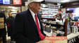 Donald Trump está en Iowa haciendo campaña al puro estilo americano.