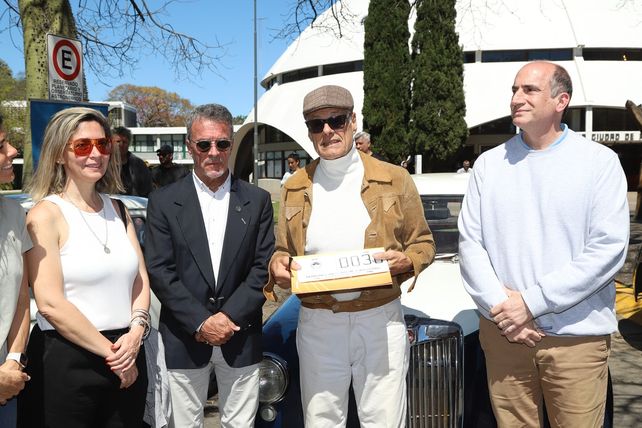 Rubén Tato junto a miembros de la APSV al recibir la patente histórica Nº0030.